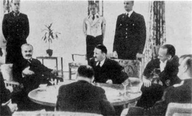 Image - Viacheslav Molotov negotiates with Adolf Hitler in Berlin November 1940.